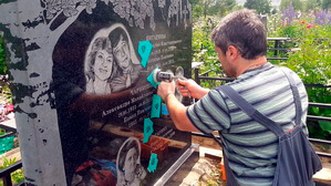 Пескоструй дополнительных элементов на гранитной плите на кладбище